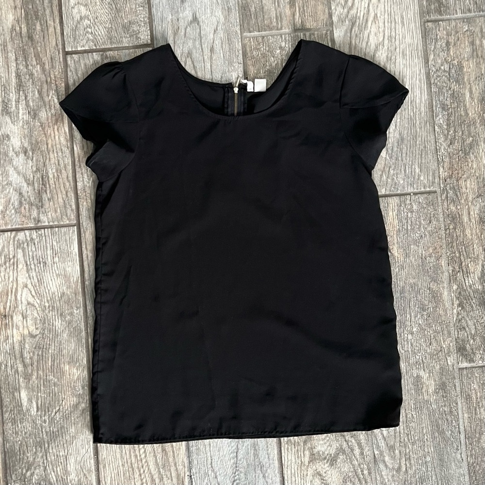 Black blouse size large detail on sleep cap zipper not visible from the back